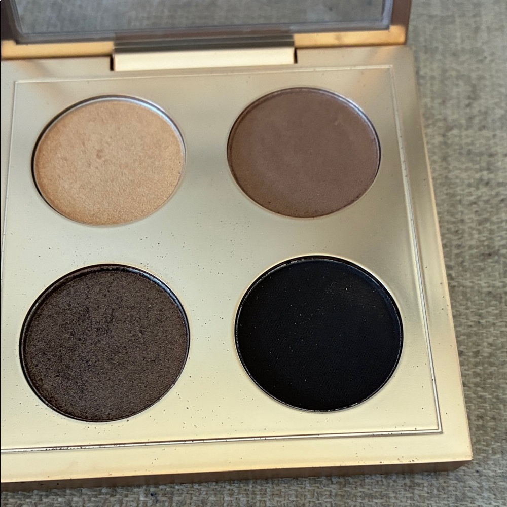 Elegant Eyeshadow Palette with Neutral Tones